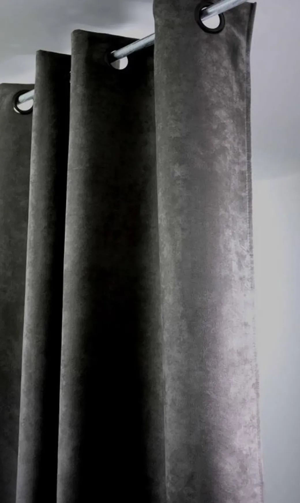 Brico Gordijnen-Gordijn Sweet Suede Verduisterend Antraciet Ringen 145 X 260 Cm